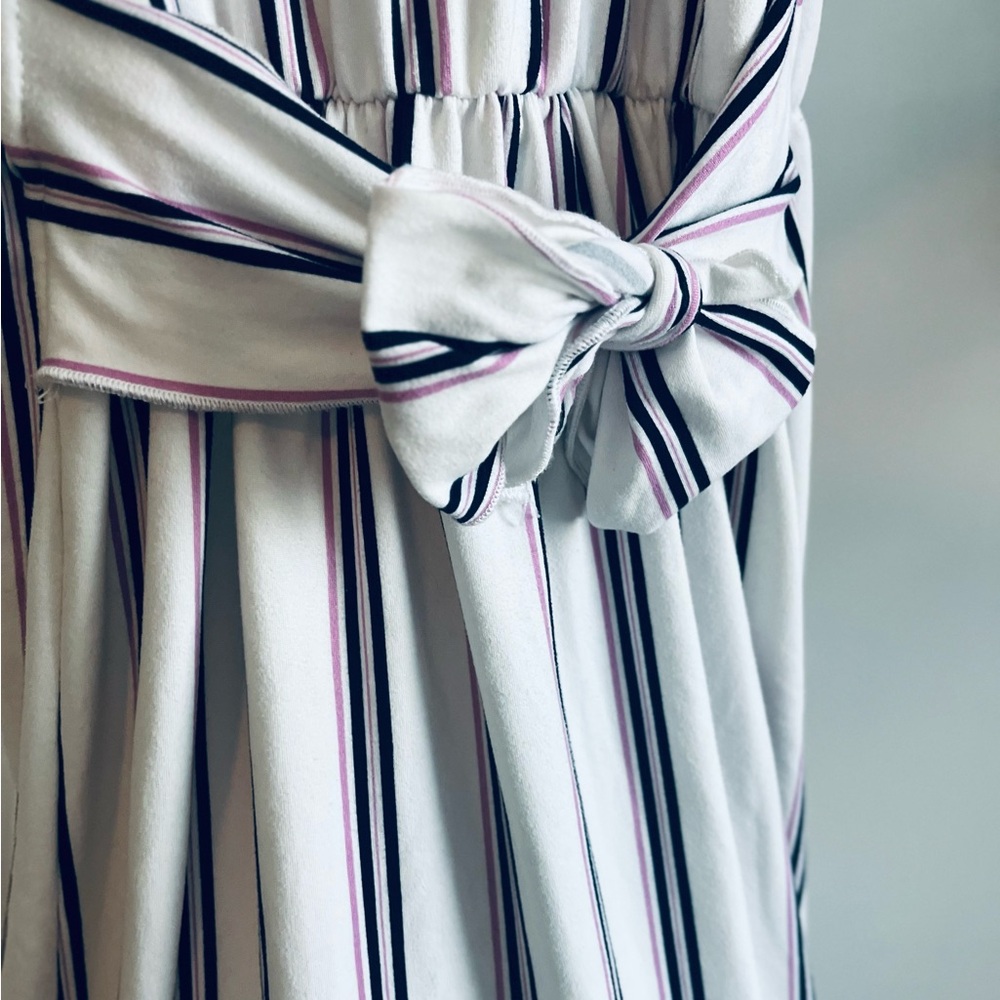 Super comfy pinstripe dress perfect to pair with a Jean jacket or on its own!😍